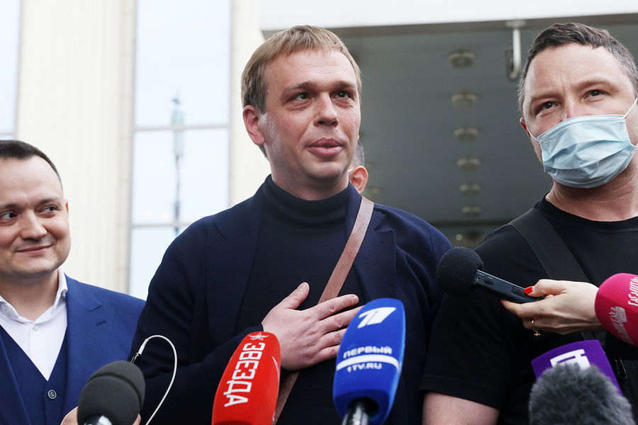 Адвокат Сергей Бадамшин и журналист Иван Голунов (слева направо) у Мосгорсуда после оглашения приговора экс-полицейским, 28 мая 2021 года