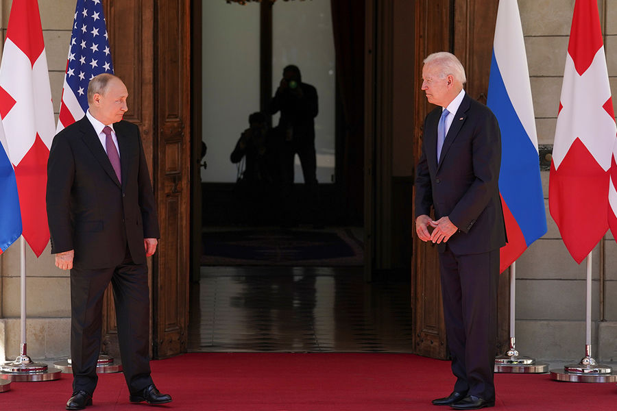 Президент России Владимир Путин и президент США Джо Байден во время встречи в рамках российско-американского саммита на вилле Ла-Гранж в Женеве, 16 июня 2021 года