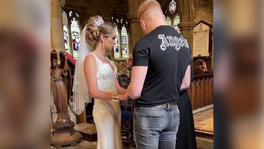 В соцсетях раскритиковали жениха, пришедшего на свадьбу в джинсах и футболке