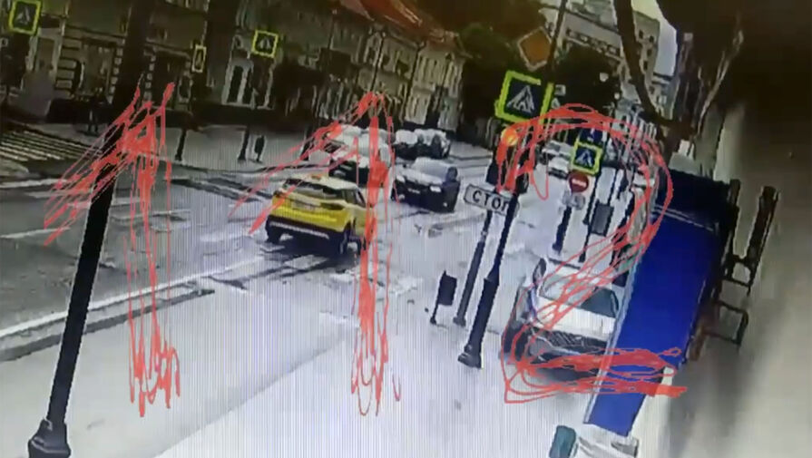 Момент ДТП с полицейской машиной в центре Москвы попал на видео