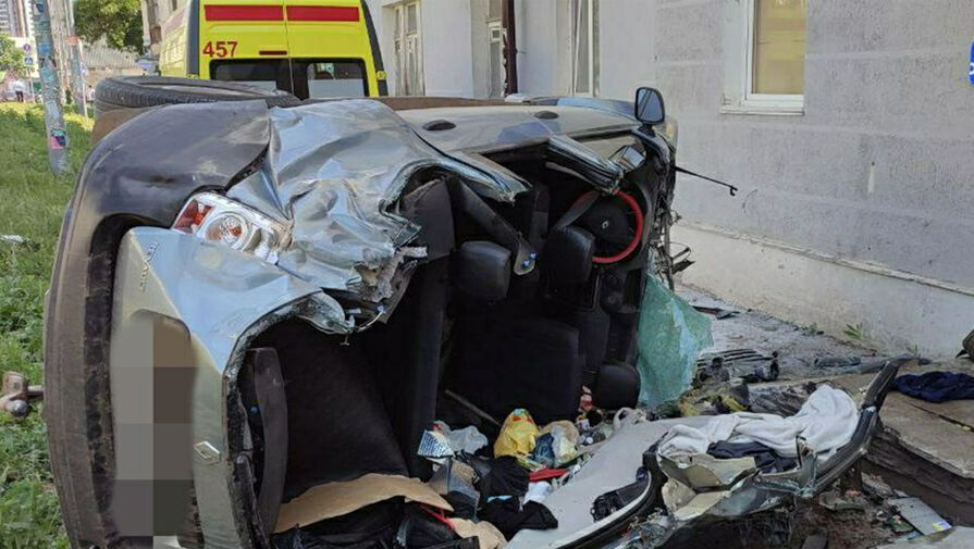 Автомобиль на скорости врезался в жилой дом