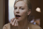 <b>«Бедная богатая девочка» (2011)</b>
<br><br>
Правда, в городке ее, бывшую королеву школьного бала, терпеть не могут, считая слегка помешанной «королевой красоты». Такой она и остается, пока не понимает, что подростковые фантазии не имеют отношения к реальной жизни.