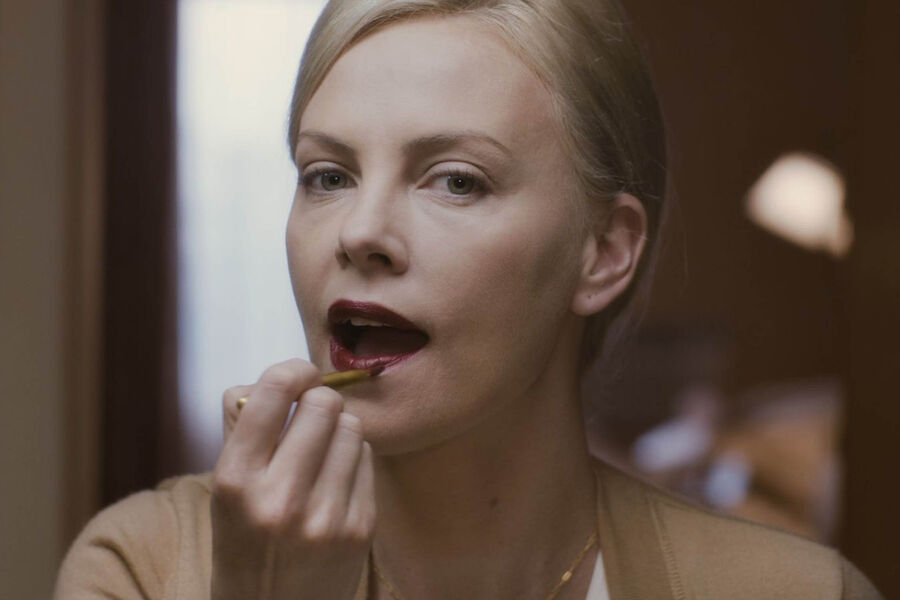 <b>«Бедная богатая девочка» (2011)</b>
<br><br>
Правда, в&nbsp;городке ее, бывшую королеву школьного бала, терпеть не могут, считая слегка помешанной «королевой красоты». Такой она и остается, пока не понимает, что подростковые фантазии не имеют отношения к&nbsp;реальной жизни.