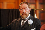 <b>«Король говорит!» (2010)</b>
<br><br>
В фильме Тома Хупера король Георг VI в исполнении Колина Ферта пытается преодолеть заикание, с которым ему будет трудно убедительно звучать на престоле. Гэмбон воплощает его предшественника — короля Георга V. Он, в отличие от сына, очень уверен в себе — и играет важную роль в том, чтобы наследник наконец обратился к логопеду. В 2011 году фильм получил четыре премии «Оскар», включая главную.
Примечательно, что к концу жизни у самого Гэмбона были небольшие проблемы с публичными выступлениями — он начал терять память. «Мне трудно запоминать реплики. Когда я выступаю с длинной речью на телевидении, у меня иногда есть наушник, в который подсказывают текст. Но в театре проще — я запомню текст, если буду усердно заниматься пару месяцев”, — рассказывал артист в 2014 году.