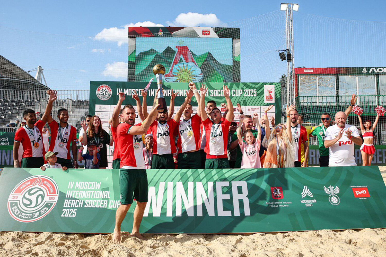 «За рубежом российских пляжных футболистов ценят и ждут»: интервью Льва Мазараки