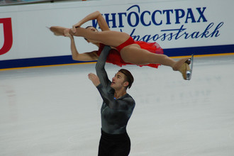 Кристина Астахова и Алексей Рогонов (Россия) во время выступления в короткой программе пар