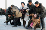 19 декабря 2011 года. Жители Пхеньяна не в силах стоять на ногах от боли и печали от утраты лидера страны