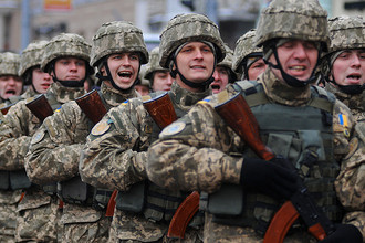 Украинские военнослужащие во время марша по случаю празднования 25-й годовщины вооруженных сил Украины во Львове, декабрь 2016 года
