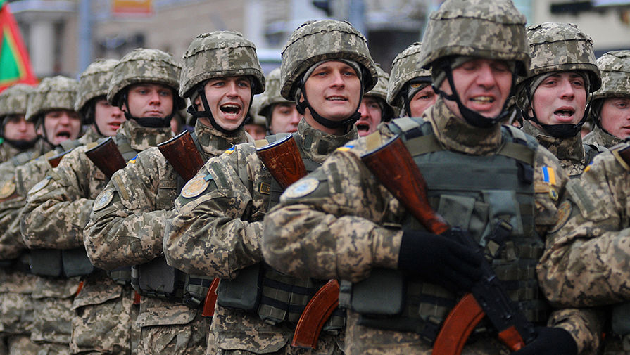 Украинские военнослужащие во время марша по случаю празднования 25-й годовщины вооруженных сил Украины во Львове, декабрь 2016 года