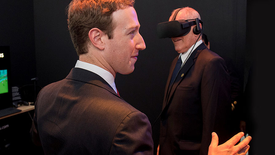 Основатель Facebook (компания-владелец Meta признана экстремистской организацией) Марк Цукерберг и президент Перу Педро Пабло Кучински в очках виртуальной реальности во время саммита АТЭС, ноябрь 2016 года