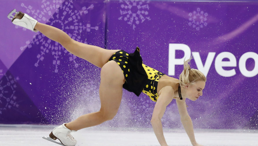 Российская фигуристка Евгения Тарасова, выступающая в дуэте с Владимиром Морозовым, падает во время произвольной программы на Играх-2018 
