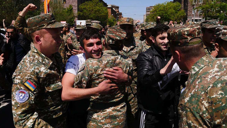Во время акции протеста в Ереване, 23 апреля 2018 года