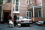 Председатель ООО «Юкос-Москва» Михаил Ходорковский с супругой Инной и дочерью Анастасией в загородном доме в Барвихе, 1992 год
