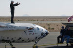 Соучредитель корпорации Microsoft Пол Аллен и суборбитальный пилотируемый космический корабль SpaceShipOne в Калифорнии, сентябрь 2004 года