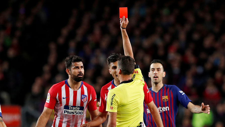 Диего Коста (слева) получает красную карточку в матче с «Барселоной»