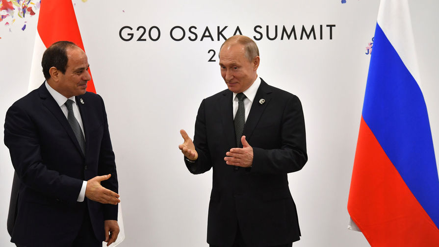 Президент России Владимир Путин и президент Египта Абдул-Фаттах Халил Ас-Сиси во время встречи на полях саммита G20 в Осаке, 29 июня 2019 года 