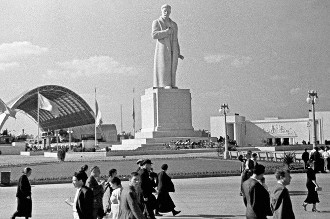 Скульптура И.В. Сталина на площади Механизации ВСХВ (Всесоюзная сельскохозяйственная выставка), создана в 1938-1939 годах по проекту архитектора И.Г. Таранова и скульптора С.Д. Меркурова. Москва, 1939 год.