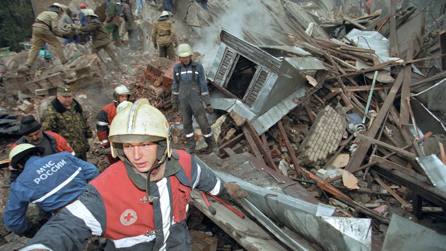 Спасательные работы на&nbsp;месте взрыва в&nbsp;жилом доме на&nbsp;Каширском шоссе в&nbsp;Москве, 13 сентября 1999 года