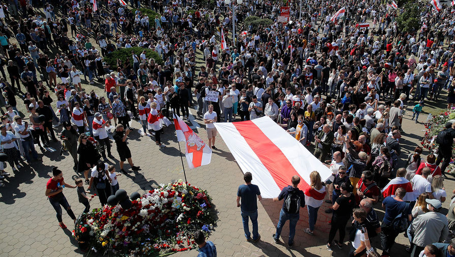 Люди отдают дань памяти погибшему в&nbsp;ходе протестов Александру Тарайковскому, Минск, 15 августа 2020 года