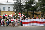 Участники акции протеста у СИЗО №1, где находится Сергей Тихановский, 18 августа 