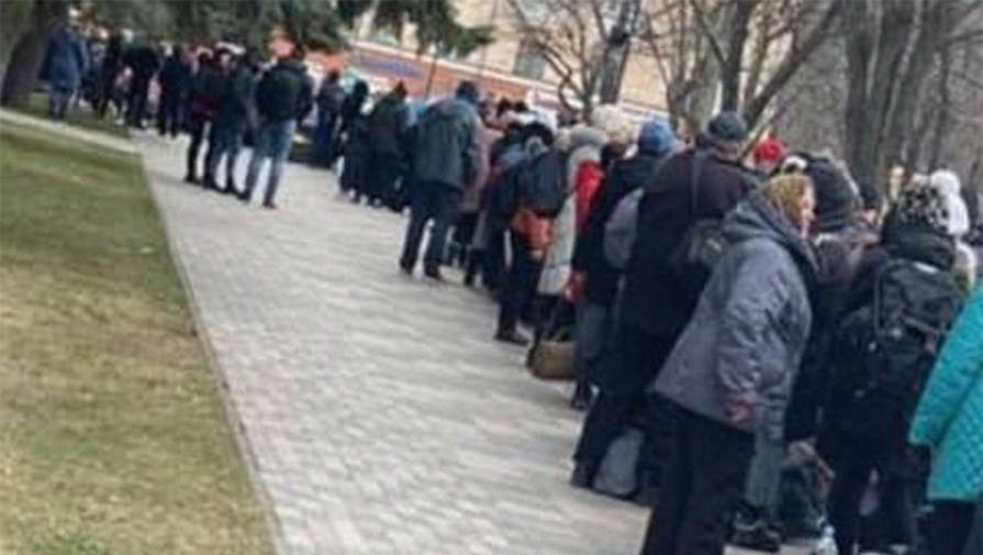 Киев сообщил об эвакуации жителей Мариуполя в сторону Васильевки
