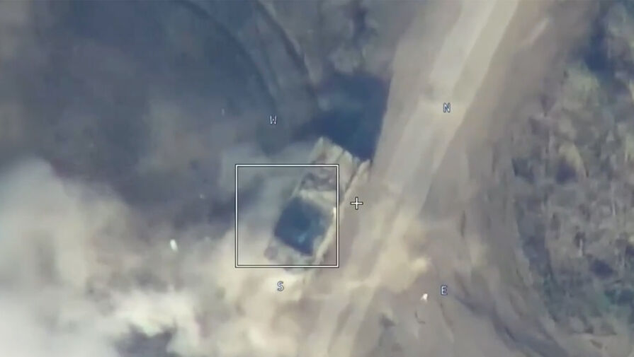 Минобороны РФ опубликовало видео уничтожения бронетранспортера ВСУ ударным БПЛА