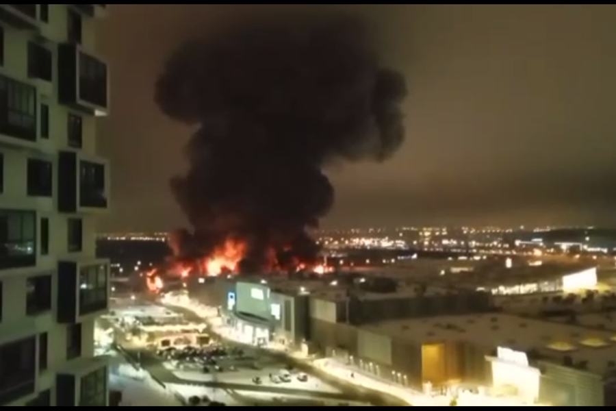 Пожар мег. Оби мега Химки взрыв.. Пожар в ТЦ мега. Сильный пожар. Мега Химки пожар.