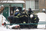 Спасатели во время извлечения тела погибшего на месте взрыва газа в пятиэтажном жилом доме на улице Линейная в Новосибирске, 9 февраля 2023 год
