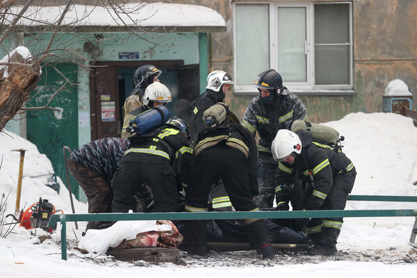 Спасатели во время извлечения тела погибшего на&nbsp;месте взрыва газа в&nbsp;пятиэтажном жилом доме на&nbsp;улице Линейная в&nbsp;Новосибирске, 9&nbsp;февраля 2023&nbsp;год