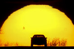 Автомобиль на фоне заходящего солнца в городе Шони, США, 19 марта 2023 года