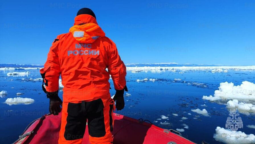 На Сахалине рыбаки застряли на отколовшейся льдине  