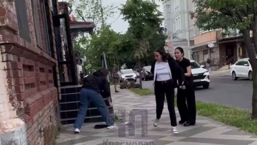 Мошенницы избили девушку в Краснодаре из-за попытки предостеречь юношу от обмана