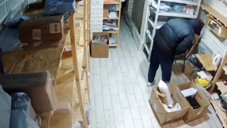 Житель Липецка украл из ПВЗ макркетплейса несколько коробок женской одежды и косметики