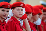 Участники молодежного военно-патриотического движения «Юнармия» во время торжественного парада в честь празднования Дня Военно-Морского Флота в Санкт-Петербурге