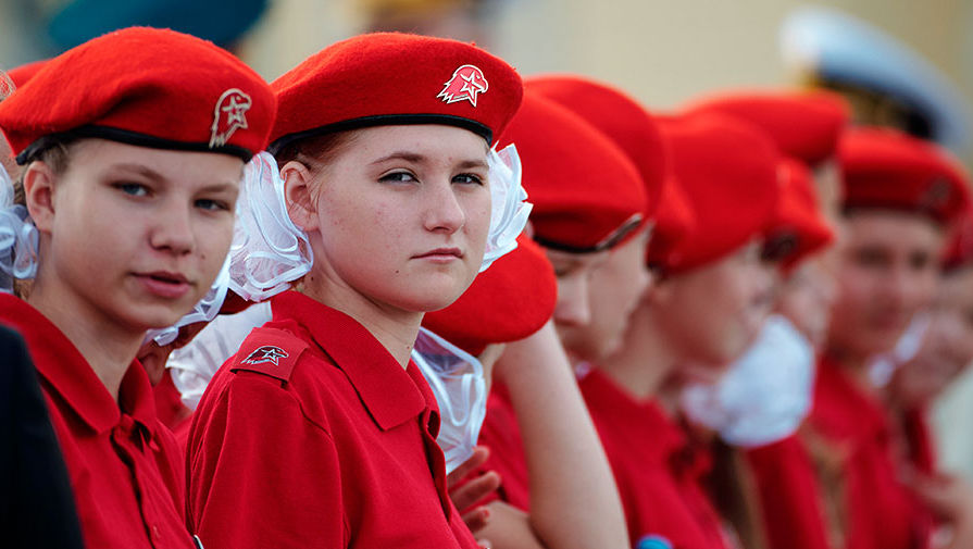 Участники молодежного военно-патриотического движения &laquo;Юнармия&raquo; во время торжественного парада в&nbsp;честь празднования Дня Военно-Морского Флота в&nbsp;Санкт-Петербурге