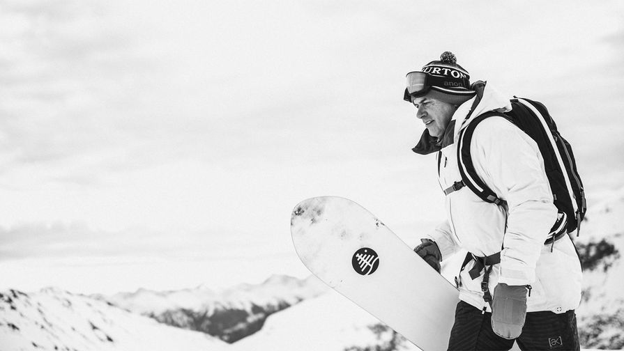 <b>Джейк Бертон (29 апреля 1954 &mdash; 20 ноября 2019)</b> Американский сноубордист и один из&nbsp;изобретателей сноуборда. Считается, что он изобрел зимний экстремальный спорт в&nbsp;современном виде как эстетически, так и функционально. Бертон является основателем фирмы Burton Snowboards &mdash; первой в&nbsp;мире фабрики по&nbsp;производству сноубордов, которую основал в&nbsp;1977 году