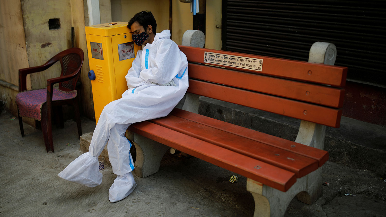 Медицинский работник около крематория в Нью-Дели, 21 апреля 2021 года