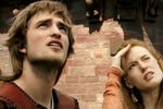 <b>«Кольцо Нибелунгов» (2004)</b>
<br><br>
В 2004 году Роберт Паттинсон дебютировал на телевидении в проекте «Кольцо Нибелунгов», основанном на средневековой поэме «Песнь о Нибелунгах» о Зигфриде, герое-драконоборце. 17-летний Паттинсон сыграл Гизельхера — младшего брата принцессы Кримхильды и короля Гюнтера. Фильм снимался специально для немецкой аудитории.