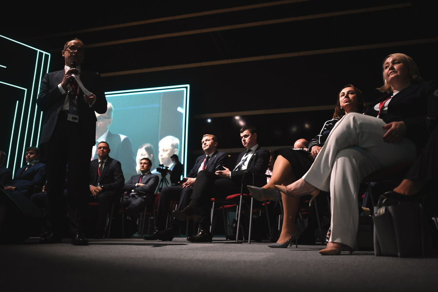 Участники панельной дискуссии «Малый крупному или крупный малому? Кооперация: как и кому это выгодно?» в рамках Петербургского международного экономического форума - 2021 в конгрессно-выставочном центре «Экспофорум».