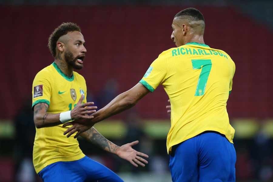 Неймар и Ришарлисон в составе сборной Бразилии празднуют гол 