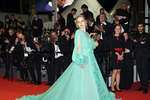 Звезда «Элвиса» Оливия Дежонж для выхода на красную дорожку премьеры фильма выбрала наряд цвета морской волны Gucci