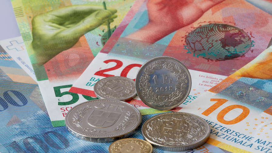 Курс швейцарского франка к евро упал до минимума с 2015 года