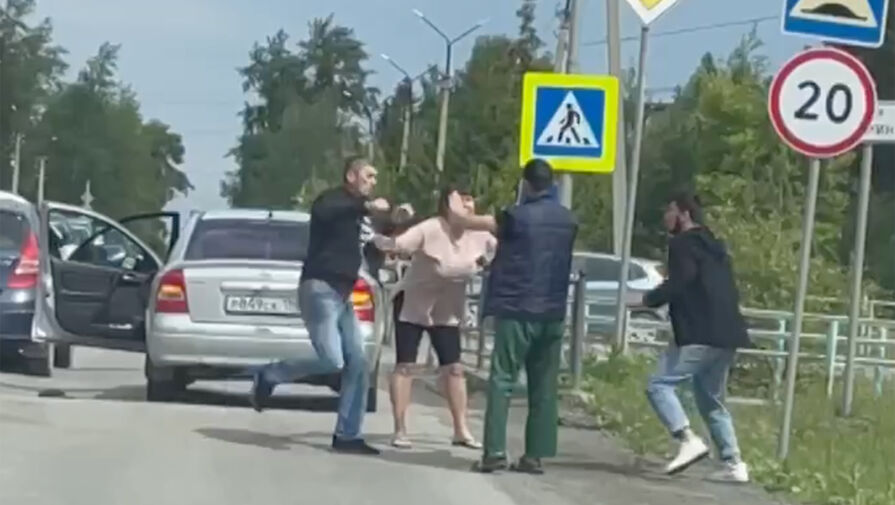 Водители устроили драку на дороге, их пыталась разнять женщина