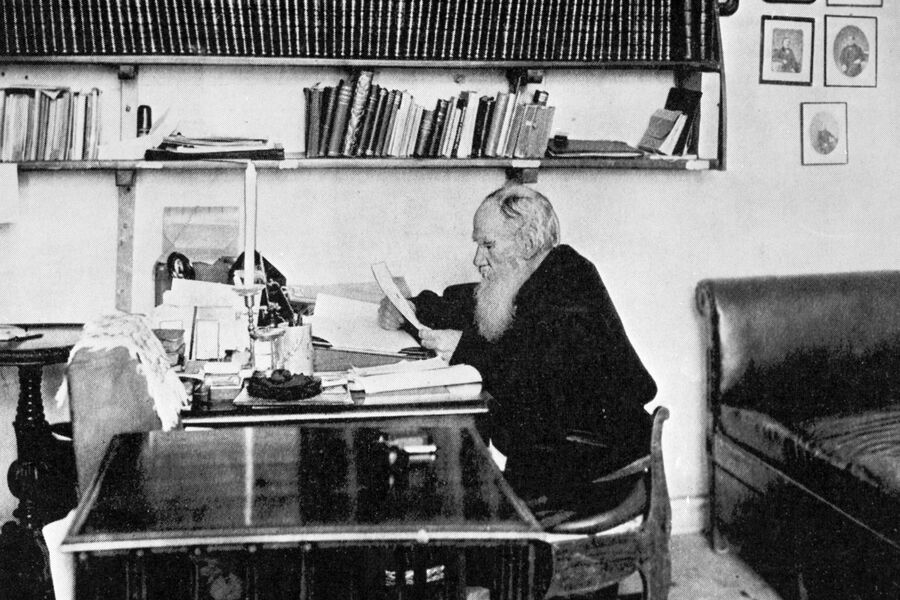 Лев Толстой в своем рабочем кабинете в Ясной Поляне, 1900 год