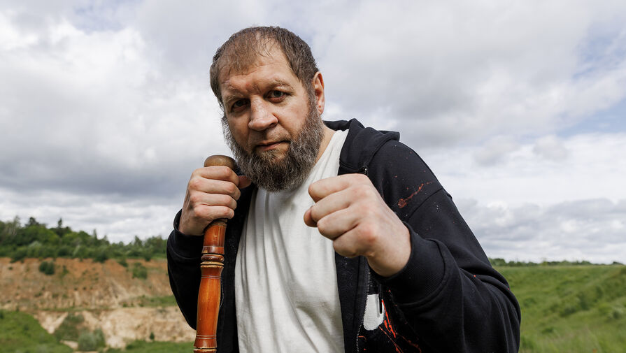 Боец Емельяненко сообщил о разводе с женой