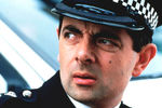 Роуэн Аткинсон в роли инспектора Рэймонда Фаулера в сериале «Тонкая голубая линия» (1995)