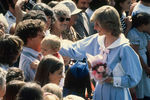 В публичных мероприятиях Диана Спенсер начала принимать участие еще до свадьбы – первым ее выходом в качестве невесты принца стало посещение благотворительного вечера в лондонском Голдсмит-Холле в марте 1981-го. А самостоятельно она выступила 18 ноября 1981 года на Регентс-Стрит в Лондоне – принцесса Уэльская зажигала рождественские огоньки.