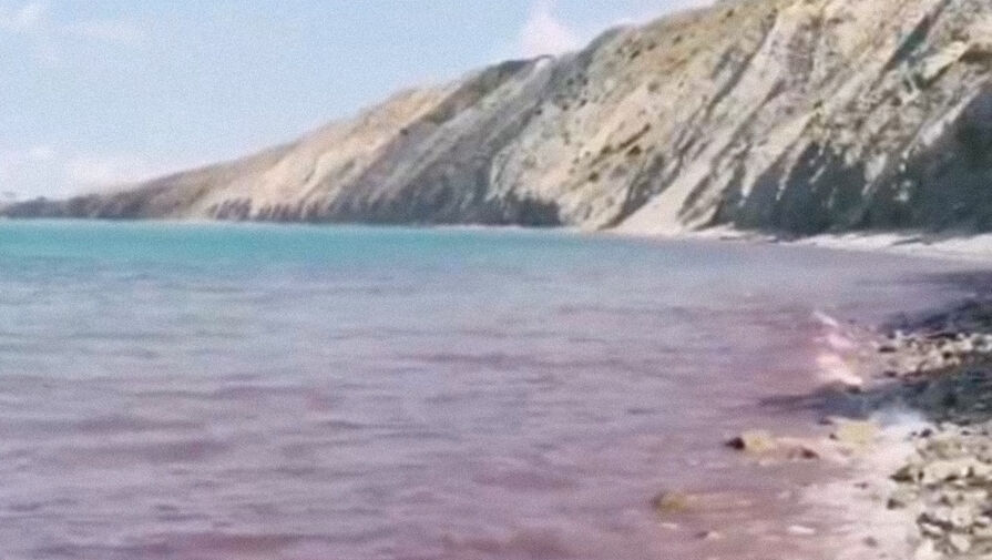 Черное море в Анапе окрасилось в стало буро-красным цвет