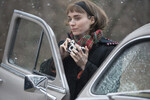 <b>«Кэрол» (2014)</b>
<br><br>
Роль в драме «Кэрол» — о связи юной «серой мышки» и ослепительной женщины в возрасте (ее сыграла Кейт Бланшетт) в локациях Нью-Йорка 50-х годов — принесла Маре номинации на «Оскар» и «Золотой Глобус», пока что последние в ее карьере. Без главных призов индустрии актриса, правда, осталось и в этот раз. Зато первенствовала на Каннском кинофестивале.