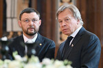 Исполнительный директор ММСИ, внук скульптора Зураба Церетели Василий Церетели и председатель Комиссии Совета Федерации по информационной политике и взаимодействию со средствами массовой информации Алексей Пушков (справа) на церемонии прощания со скульптором в храме Христа Спасителя в Москве, 23 апреля 2025 года